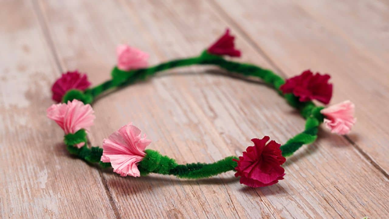 Pipe Cleaners Head Wreath by Easy Peasy and Fun.